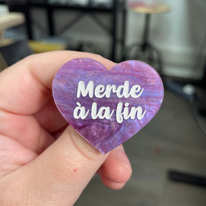 Broche "Merde à la fin" en acrylique marbrée violette à paillettes