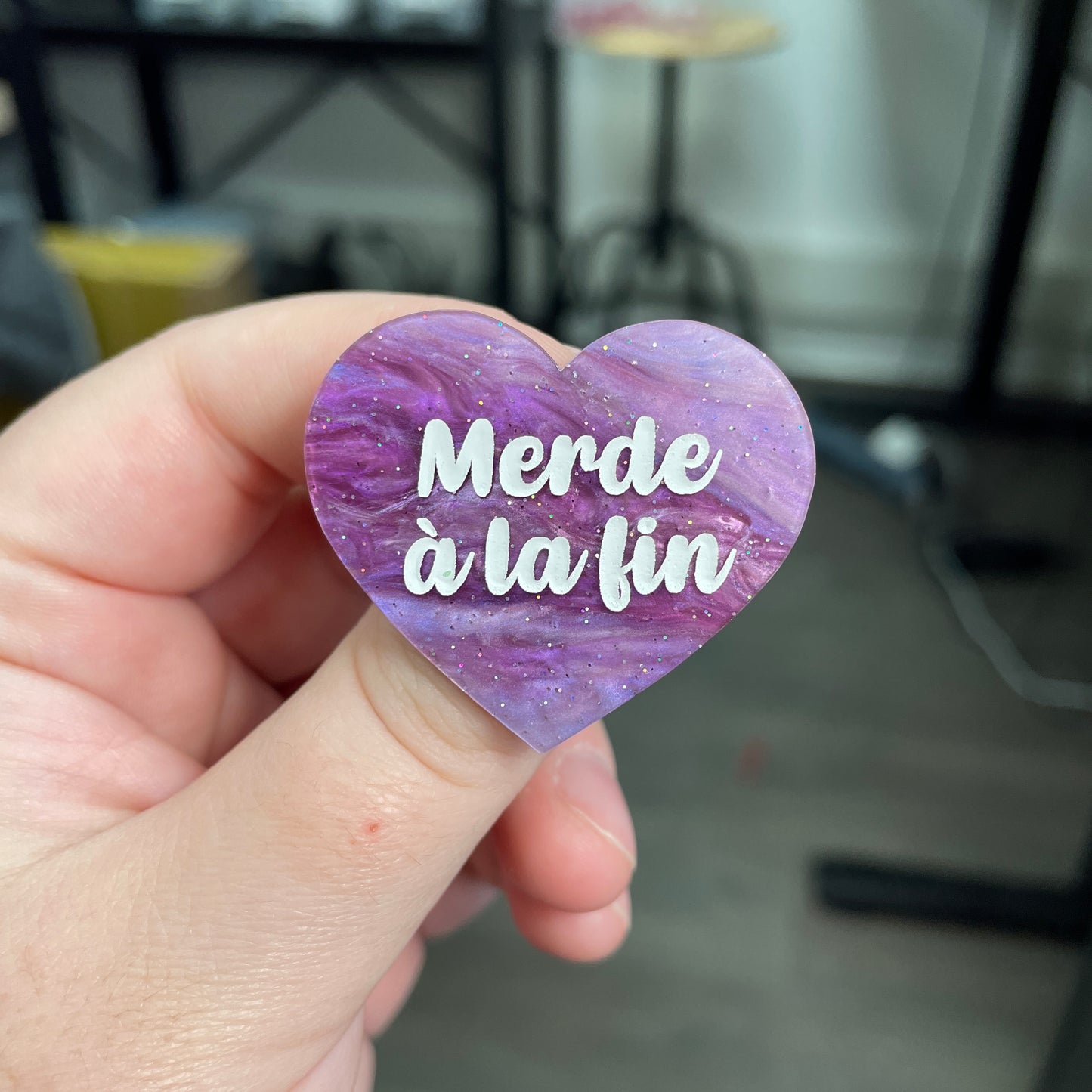 Broche "Merde à la fin" en acrylique marbrée violette à paillettes