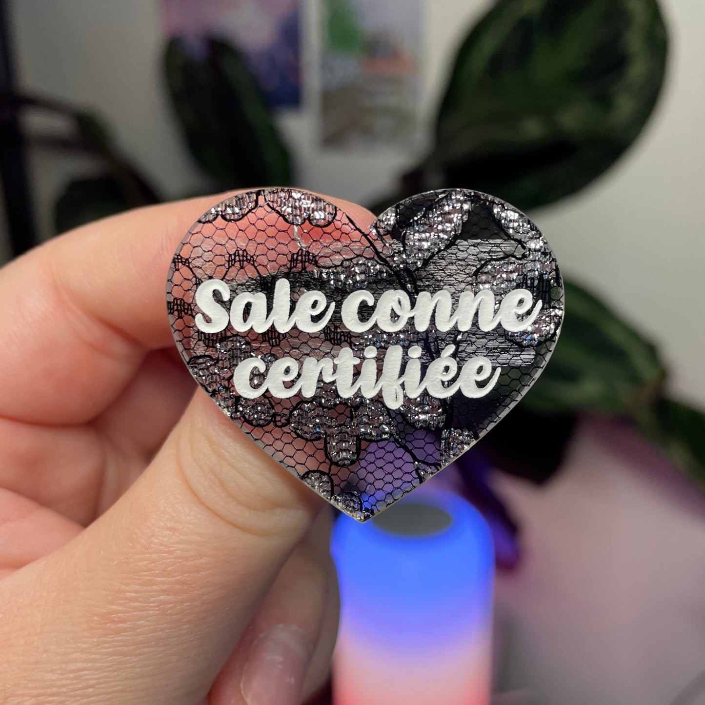 Broche "Sale conne certifiée" en acrylique japonaise avec de la dentelle noire