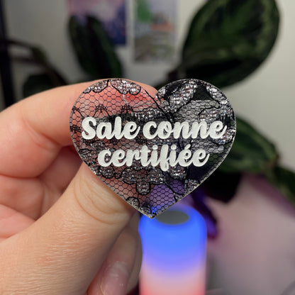 Broche "Sale conne certifiée" en acrylique japonaise avec de la dentelle noire