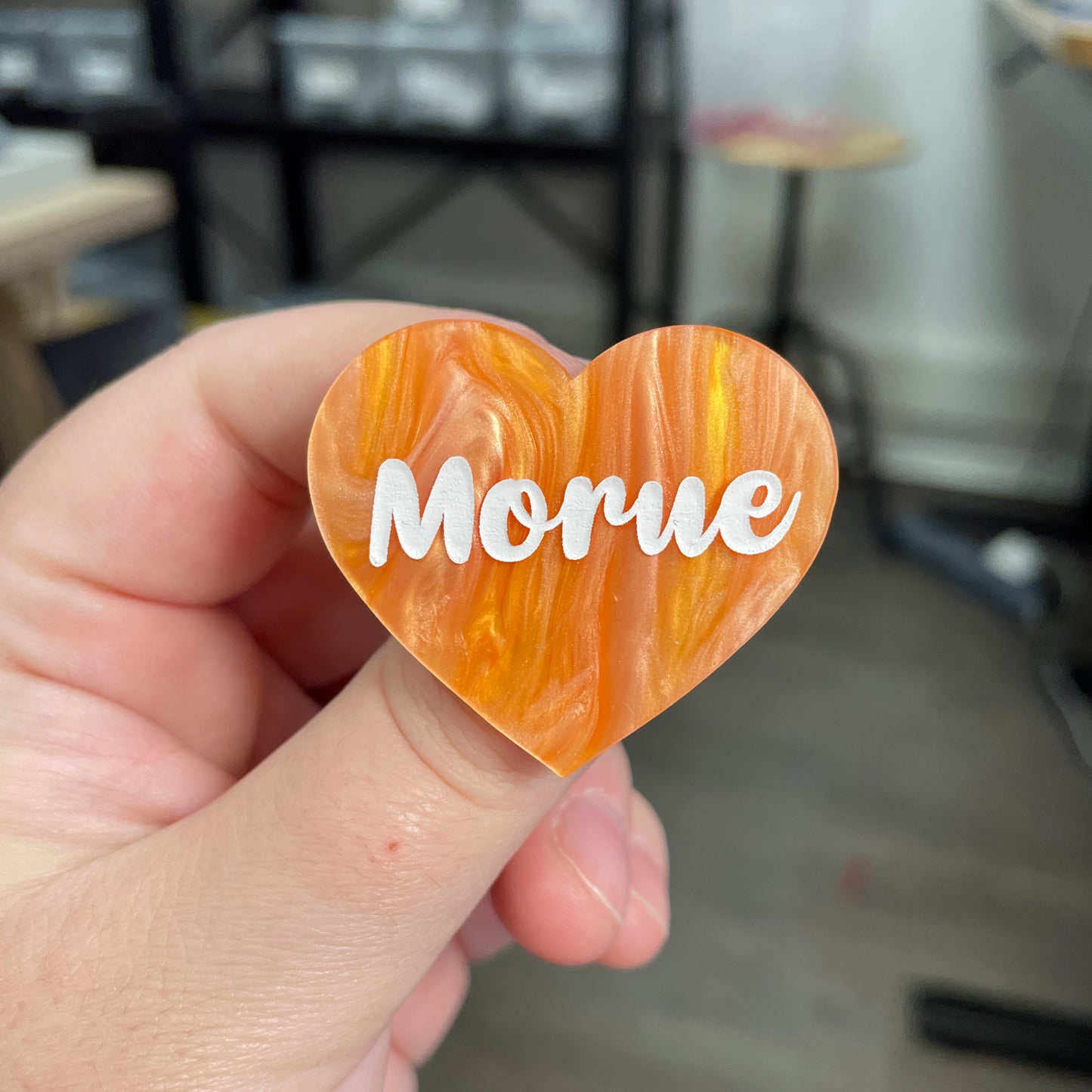 Broche "Morue" en acrylique marbrée orange