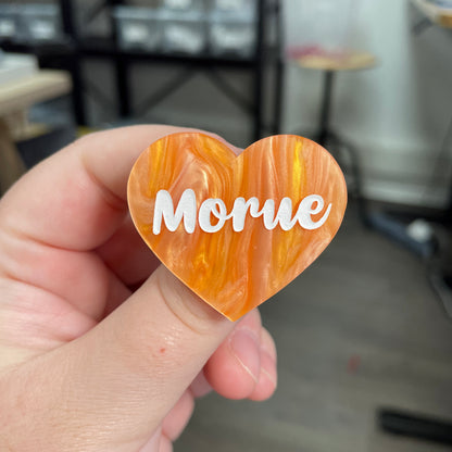 Broche "Morue" en acrylique marbrée orange