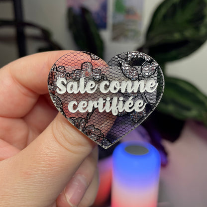 Broche "Sale conne certifiée" en acrylique japonaise avec de la dentelle noire