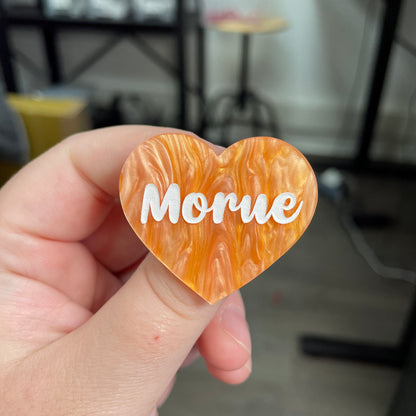 Broche "Morue" en acrylique marbrée orange