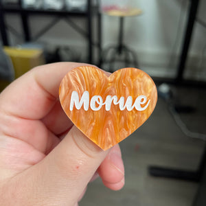 Broche "Morue" en acrylique marbrée orange