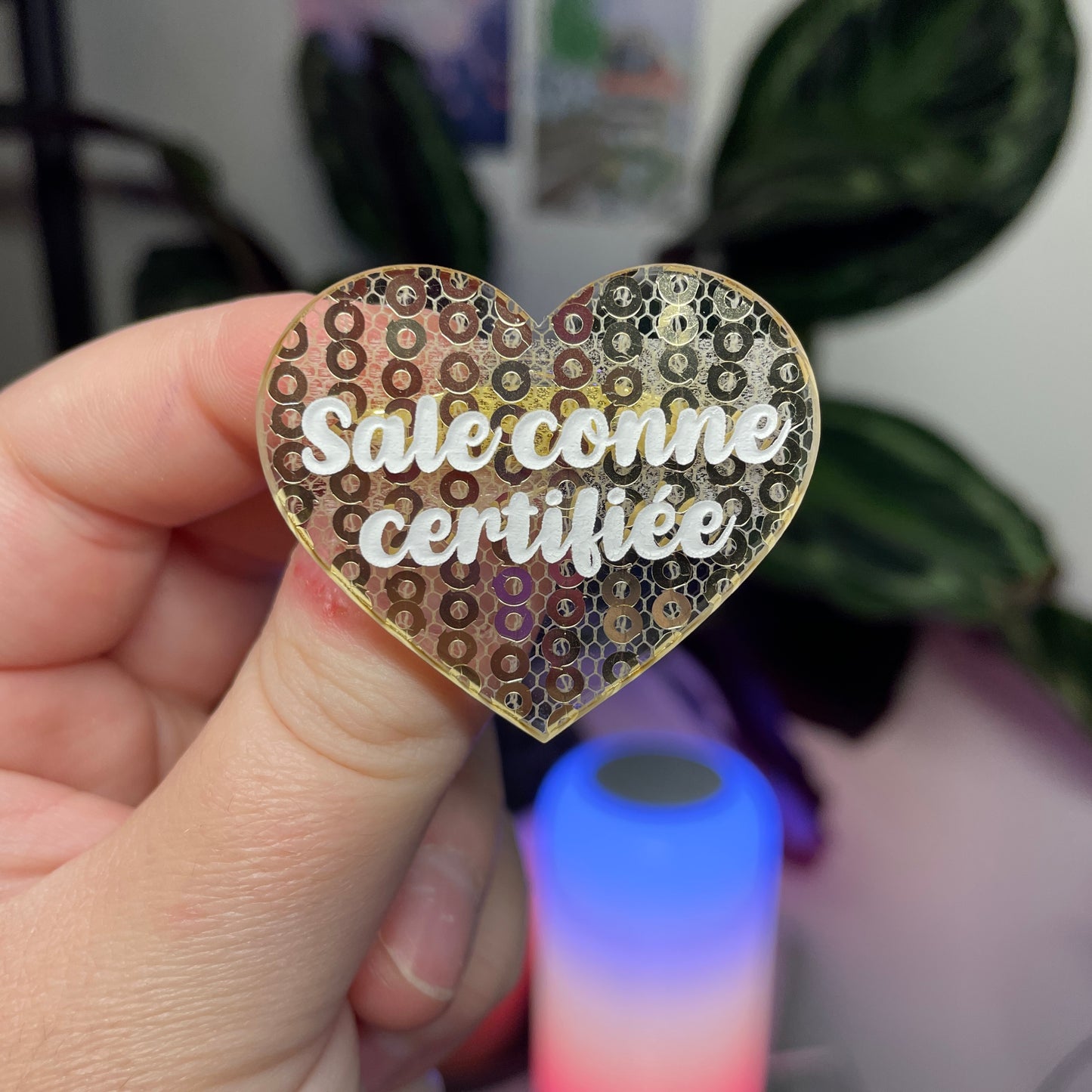 Broche "Sale conne certifiée" en acrylique japonaise avec des sequins dorés