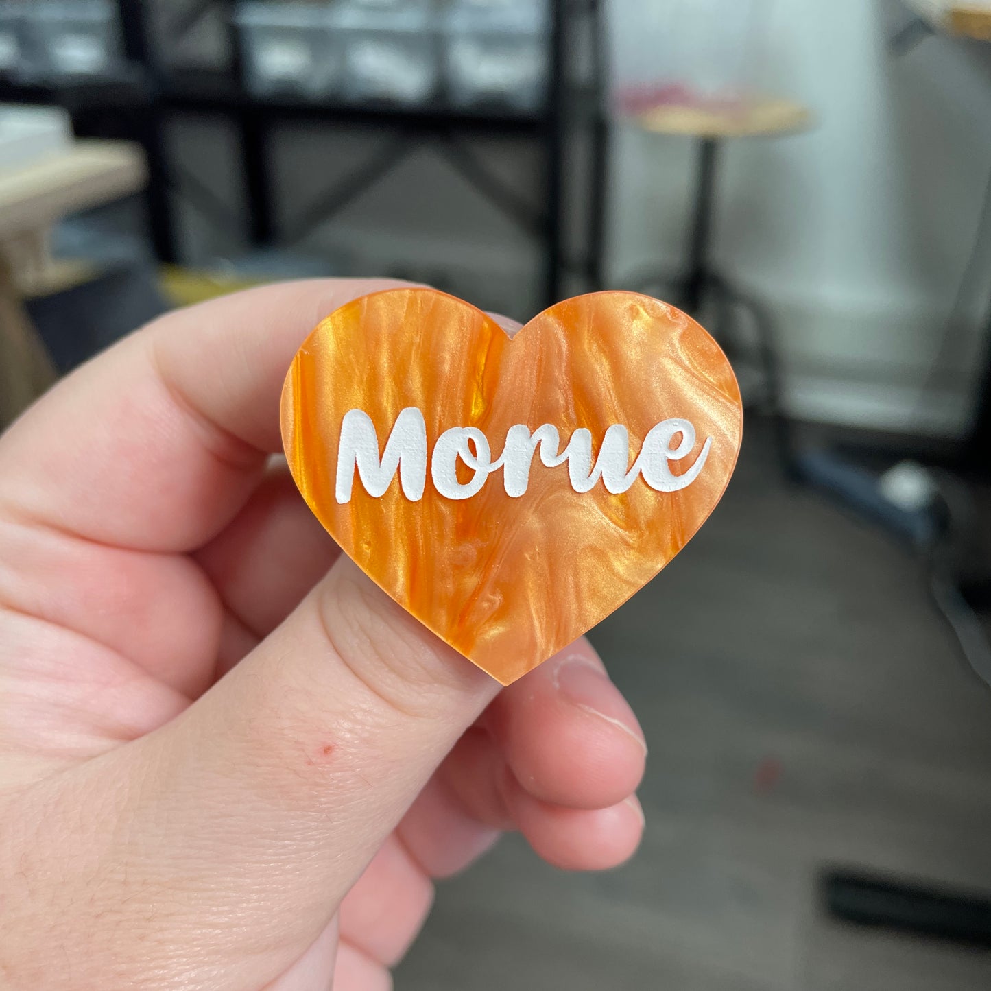 Broche "Morue" en acrylique marbrée orange