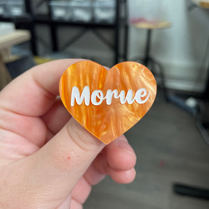Broche "Morue" en acrylique marbrée orange