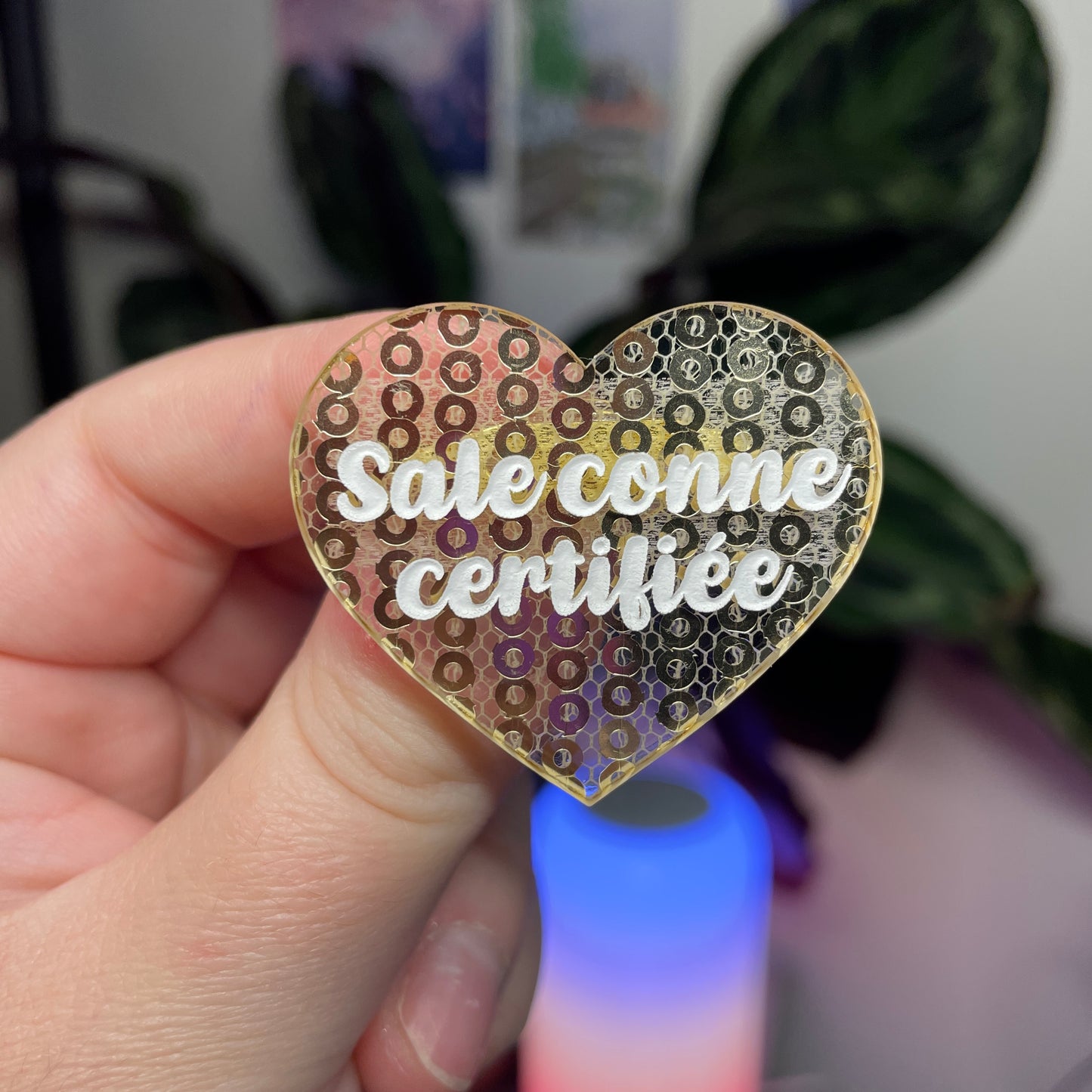 Broche "Sale conne certifiée" en acrylique japonaise avec des sequins dorés