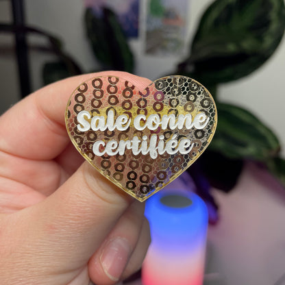 Broche "Sale conne certifiée" en acrylique japonaise avec des sequins dorés