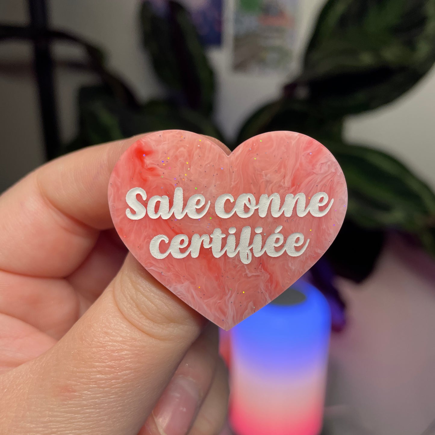 Broche "Sale conne certifiée" en acrylique marbrée rouge et rose