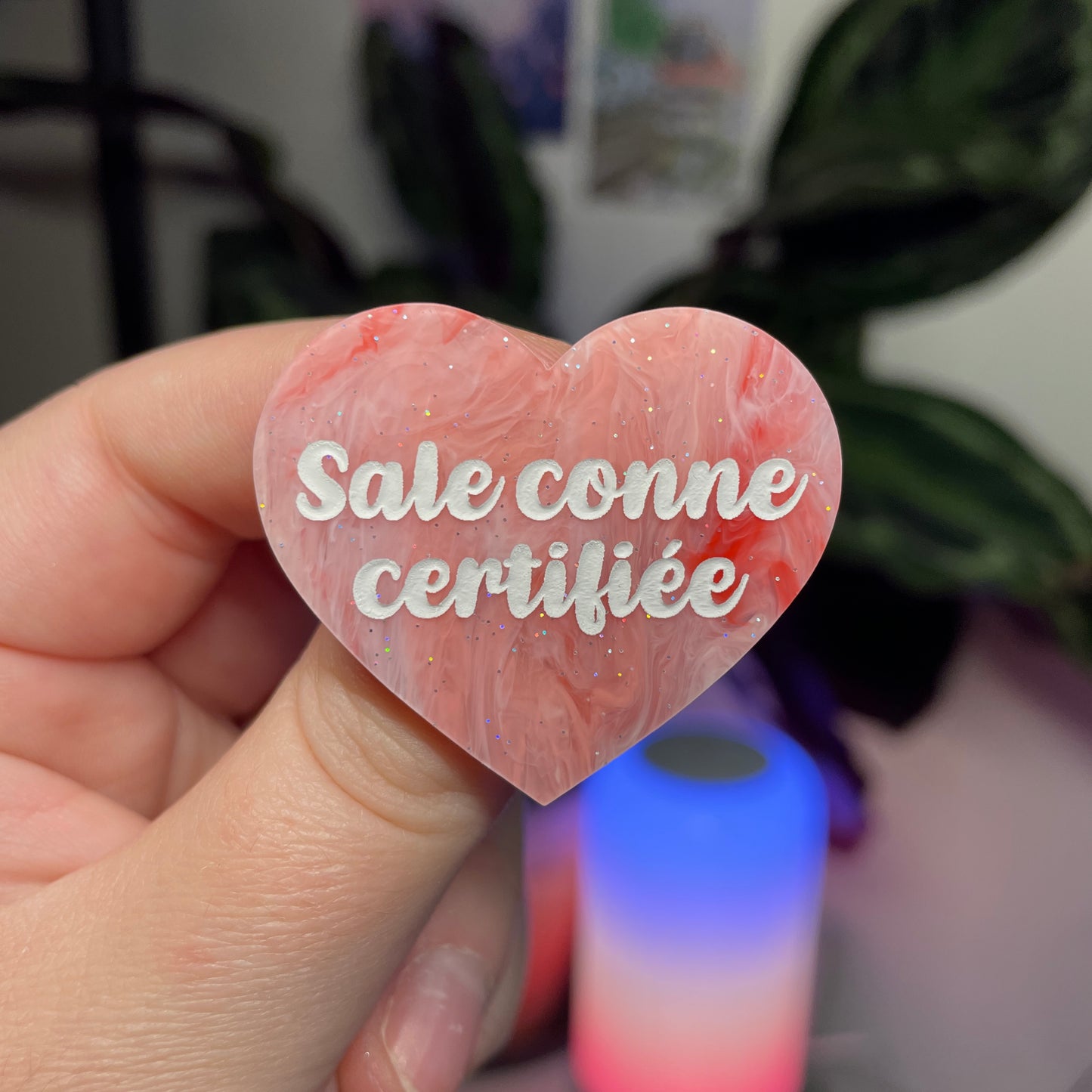 Broche "Sale conne certifiée" en acrylique marbrée rouge et rose