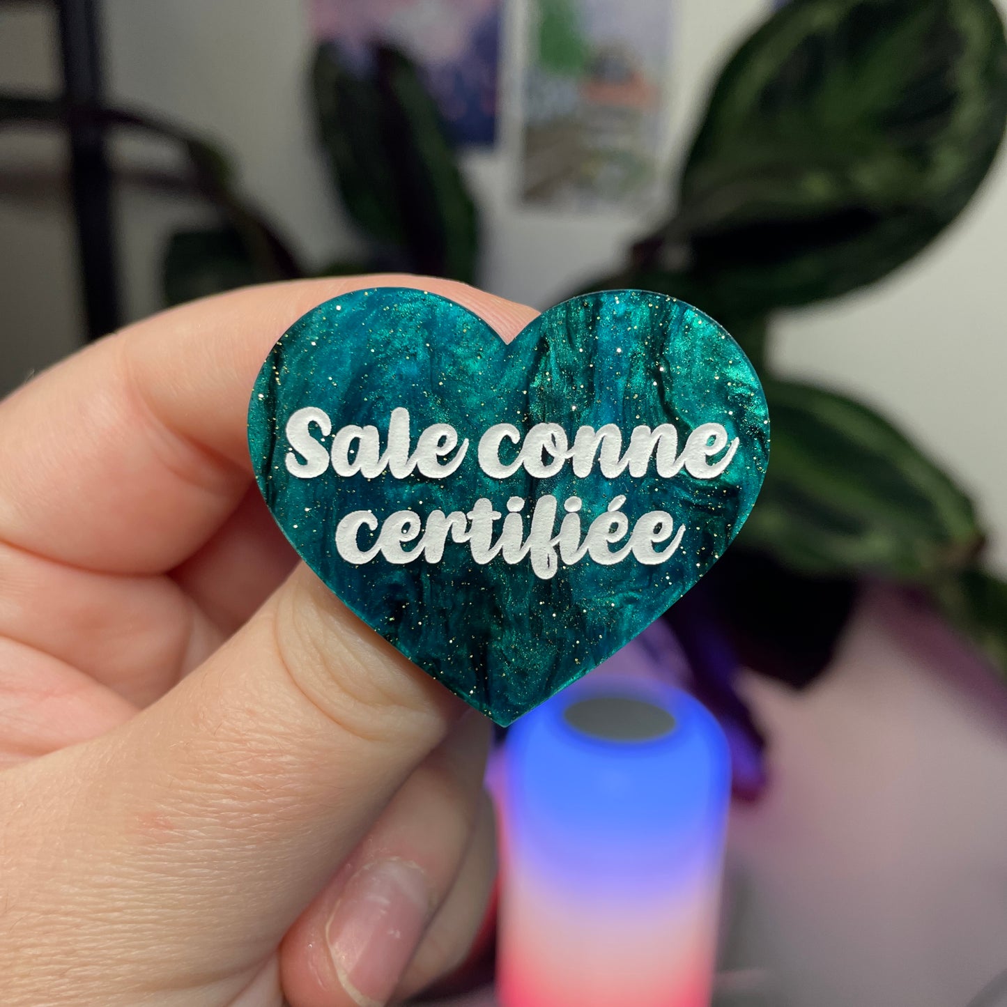 Broche "Sale conne certifiée" en acrylique marbrée verte et noire à paillettes