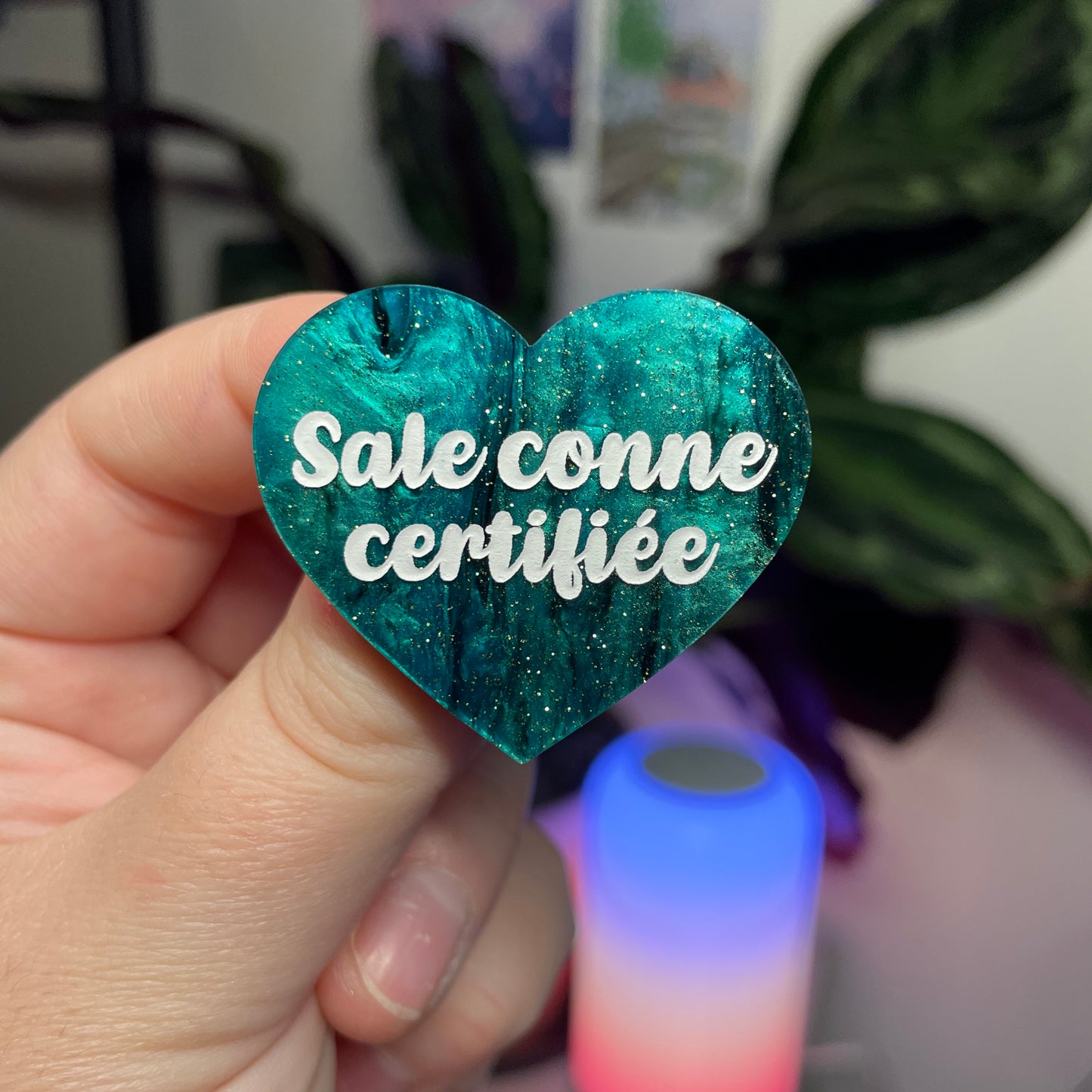Broche "Sale conne certifiée" en acrylique marbrée verte et noire à paillettes