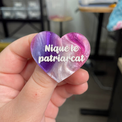 Broche "Nique le patriarcat" en acrylique marbrée bleue, rose et blanche à paillettes
