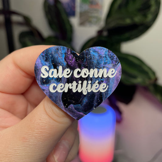 Broche "Sale conne certifiée" en acrylique marbrée bleue, noire et violette à paillettes