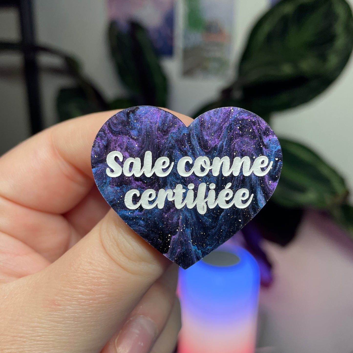 Broche "Sale conne certifiée" en acrylique marbrée bleue, noire et violette à paillettes