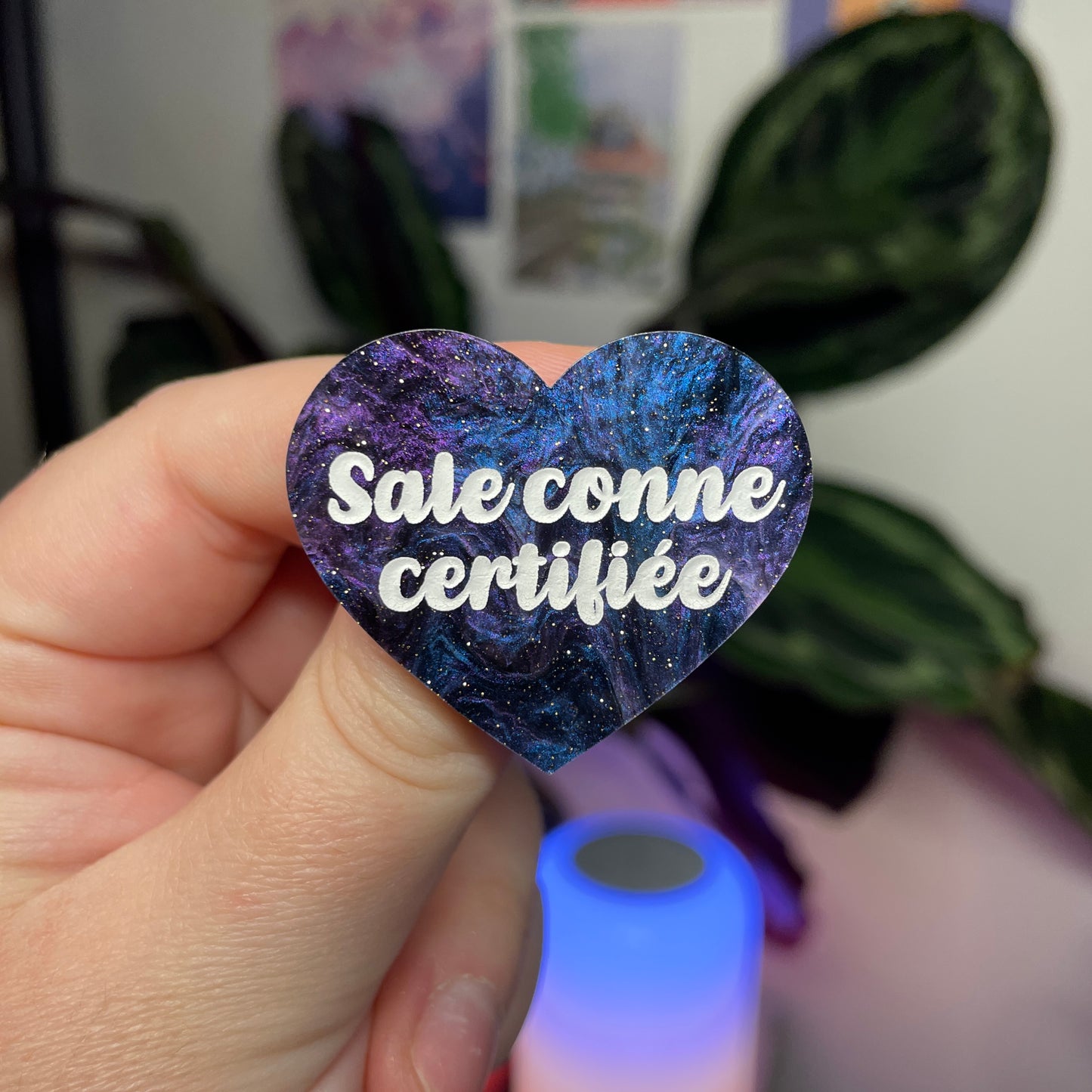 Broche "Sale conne certifiée" en acrylique marbrée bleue, noire et violette à paillettes