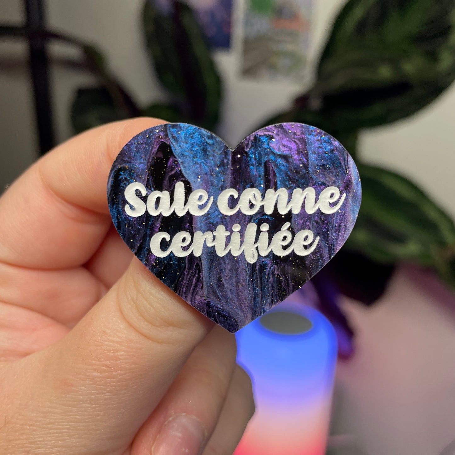 Broche "Sale conne certifiée" en acrylique marbrée bleue, noire et violette à paillettes