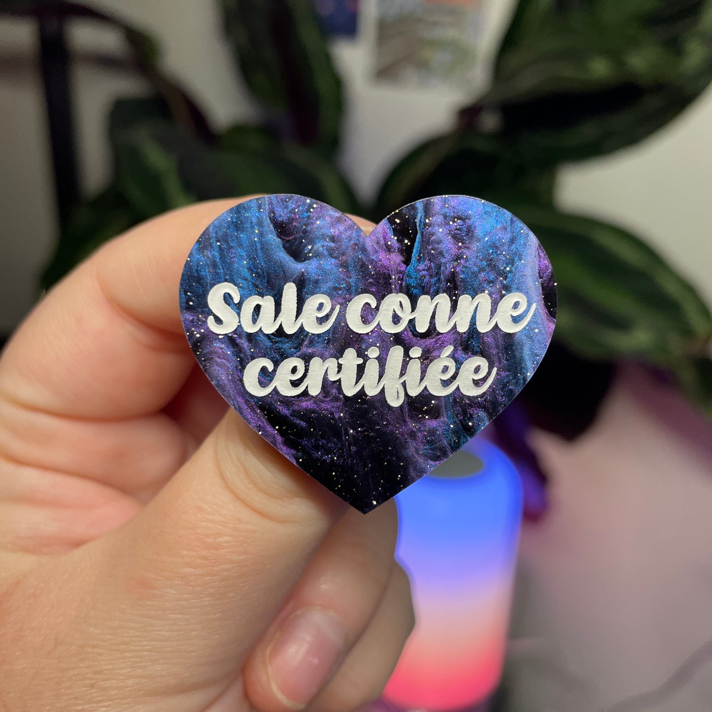 Broche "Sale conne certifiée" en acrylique marbrée bleue, noire et violette à paillettes