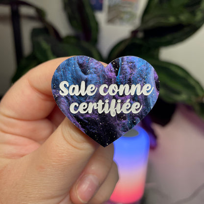 Broche "Sale conne certifiée" en acrylique marbrée bleue, noire et violette à paillettes