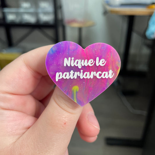 Broche "Nique le patriarcat" en acrylique semi-transparente marbrée multicolore