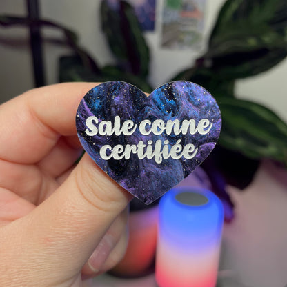 Broche "Sale conne certifiée" en acrylique marbrée bleue, noire et violette à paillettes