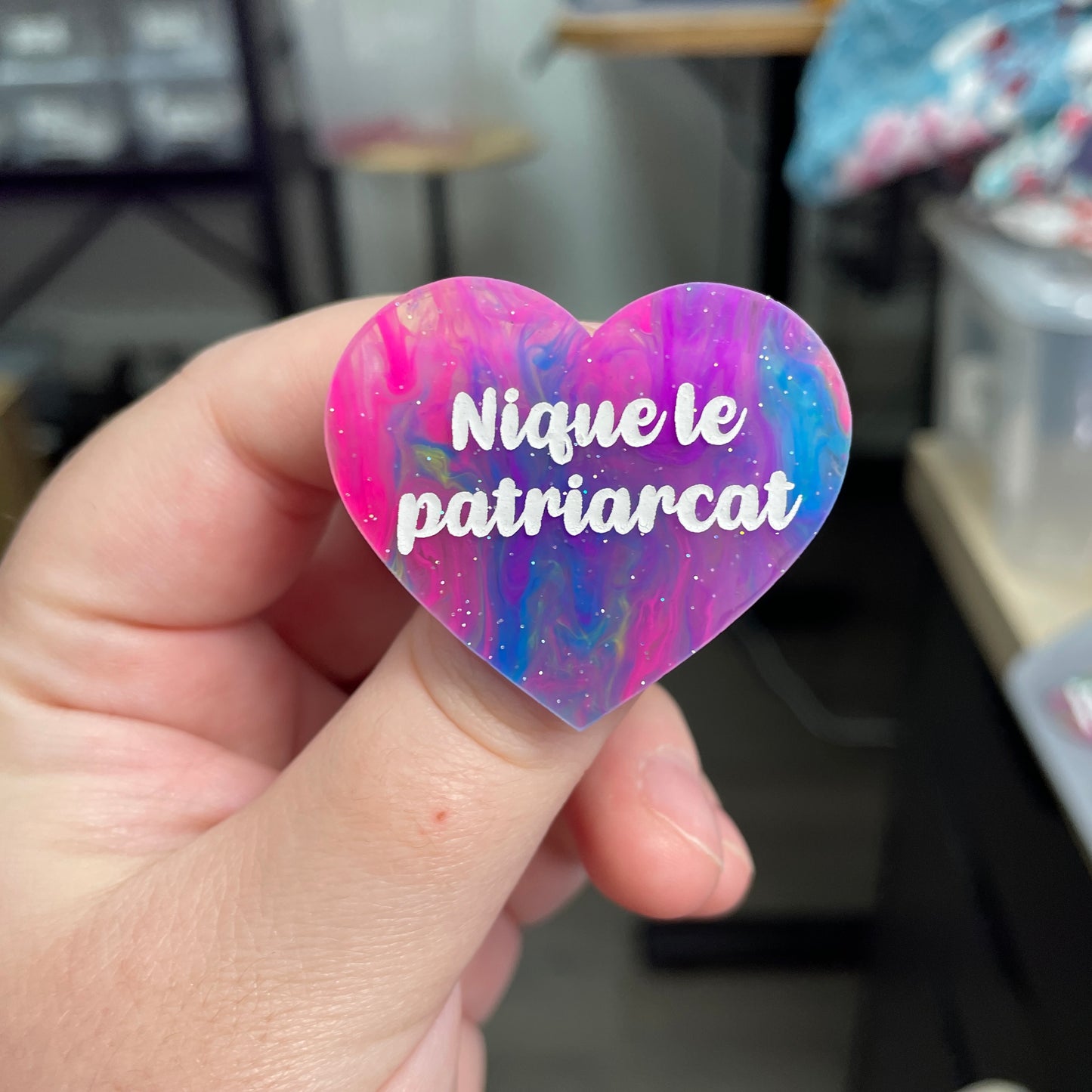 Broche "Nique le patriarcat" en acrylique semi-transparente marbrée multicolore
