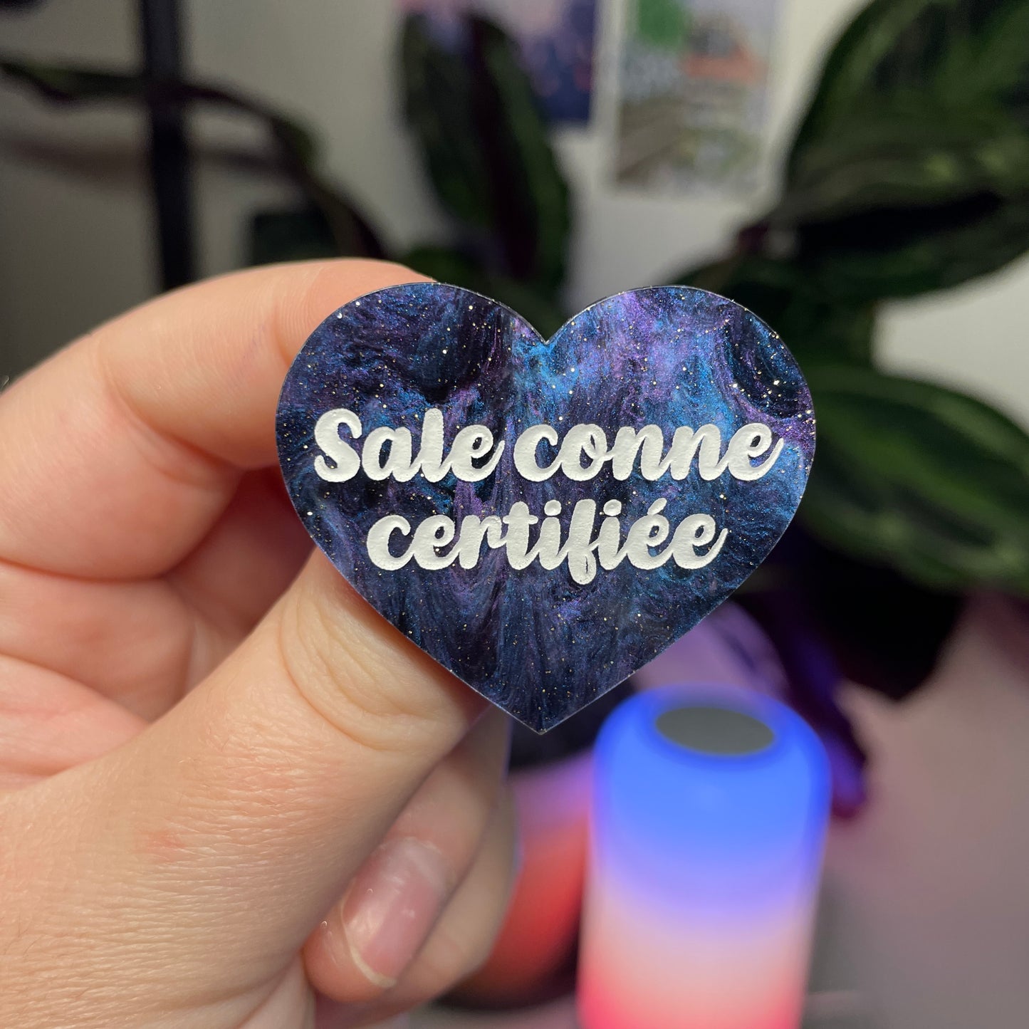 Broche "Sale conne certifiée" en acrylique marbrée bleue, noire et violette à paillettes