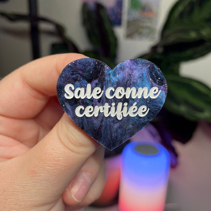Broche "Sale conne certifiée" en acrylique marbrée bleue, noire et violette à paillettes