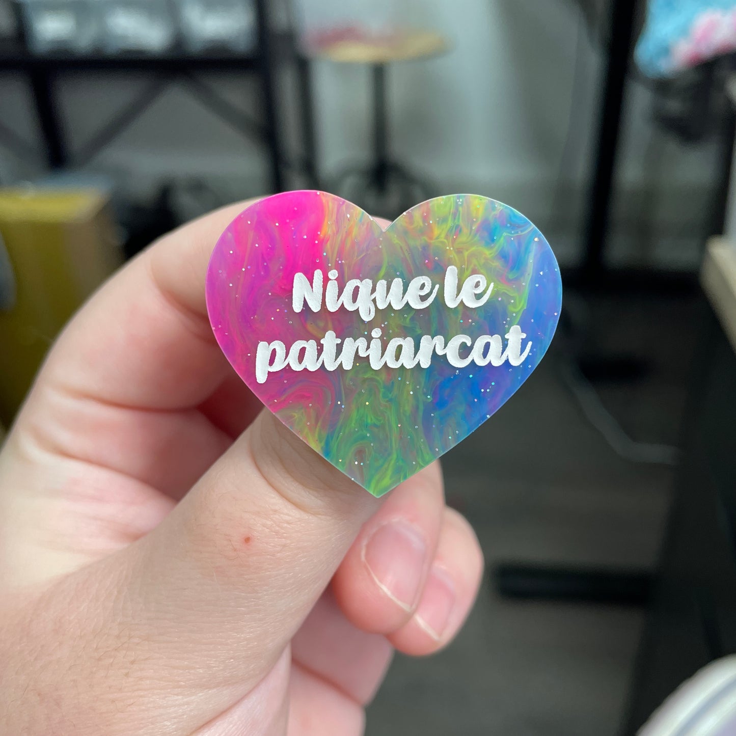 Broche "Nique le patriarcat" en acrylique semi-transparente marbrée multicolore