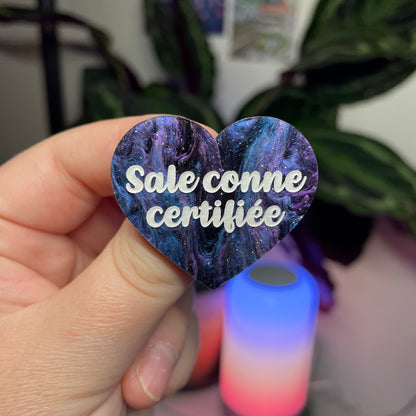 Broche "Sale conne certifiée" en acrylique marbrée bleue, noire et violette à paillettes