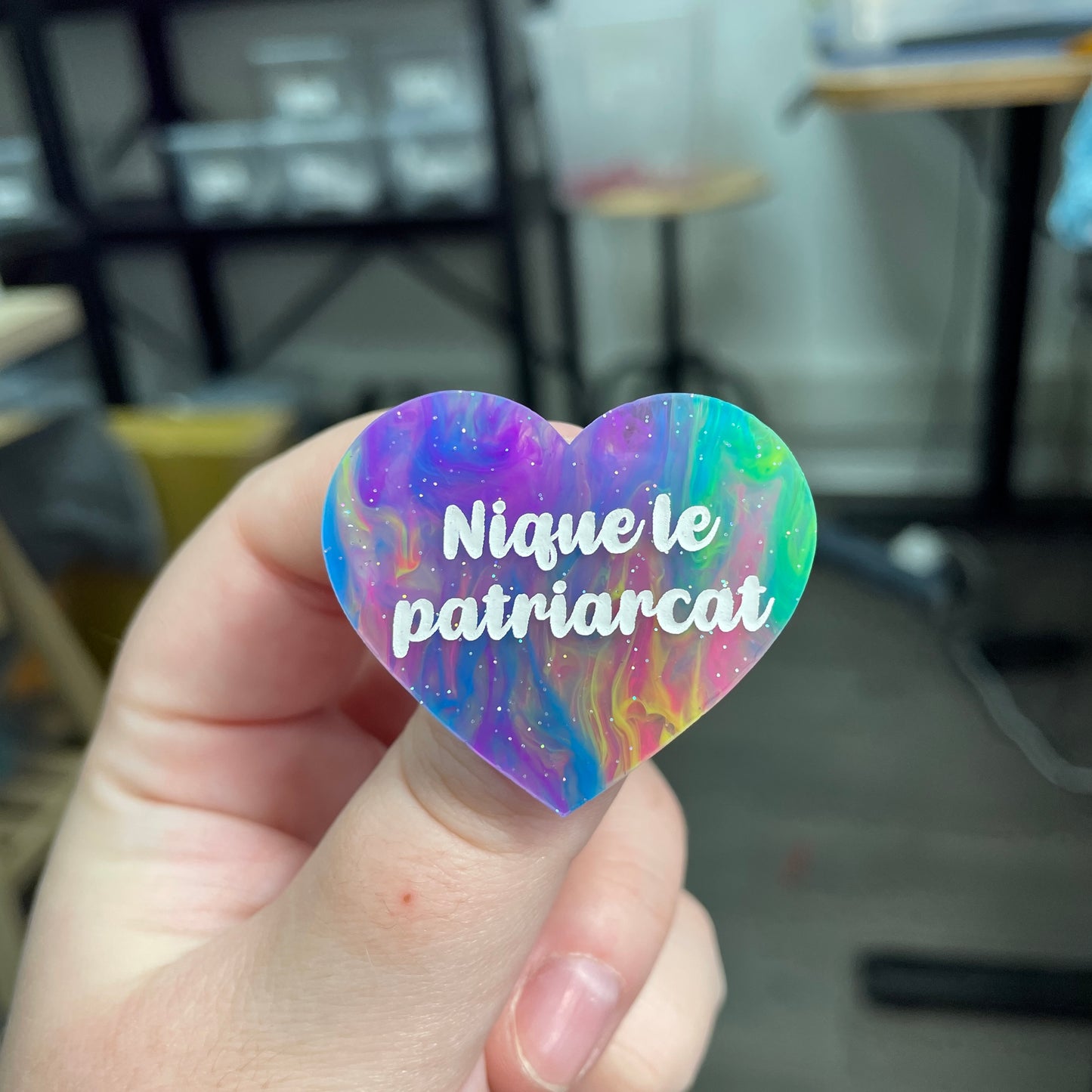 Broche "Nique le patriarcat" en acrylique semi-transparente marbrée multicolore
