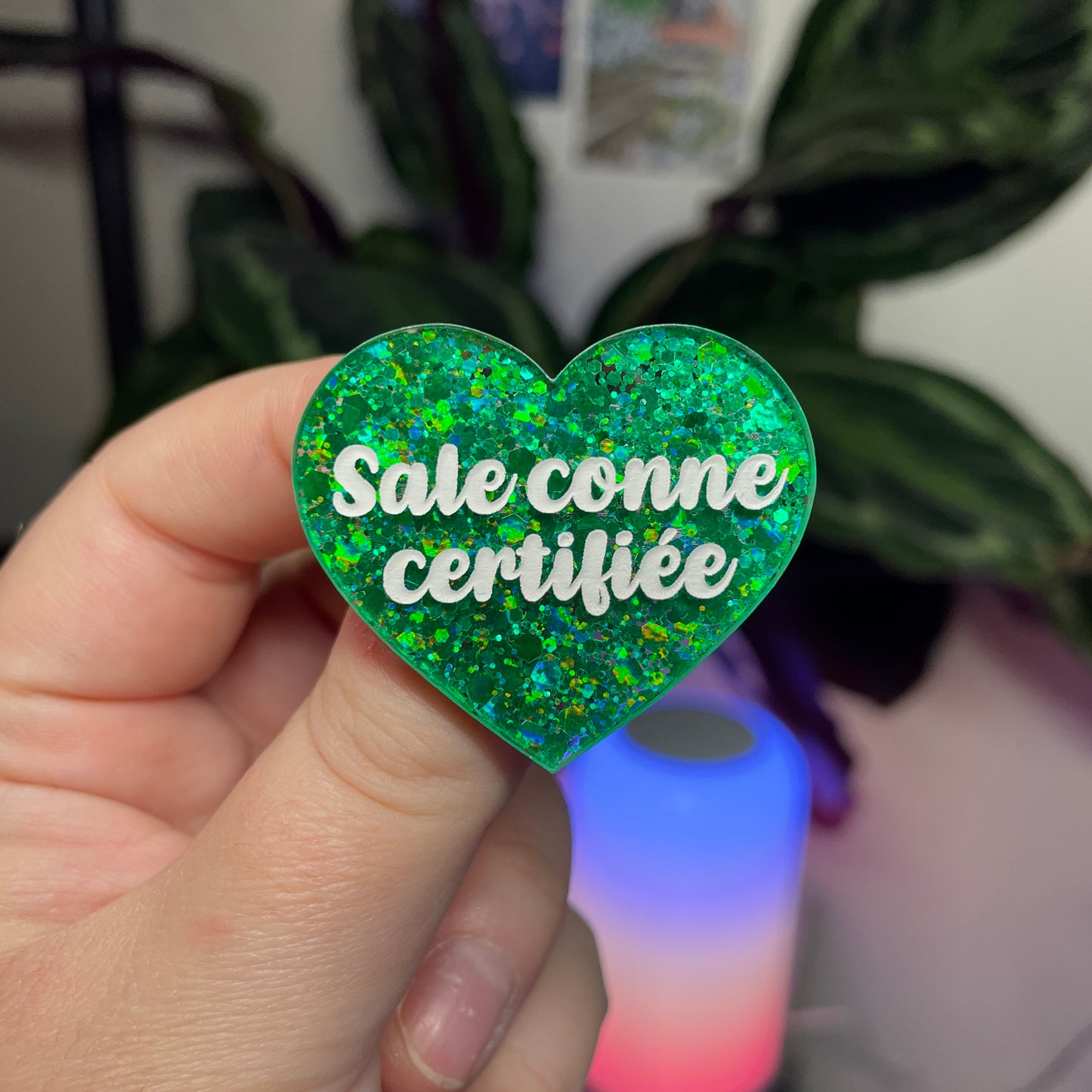 Broche "Sale conne certifiée" en acrylique à paillettes vertes