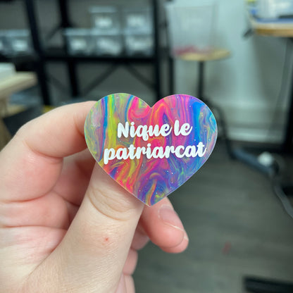 Broche "Nique le patriarcat" en acrylique semi-transparente marbrée multicolore