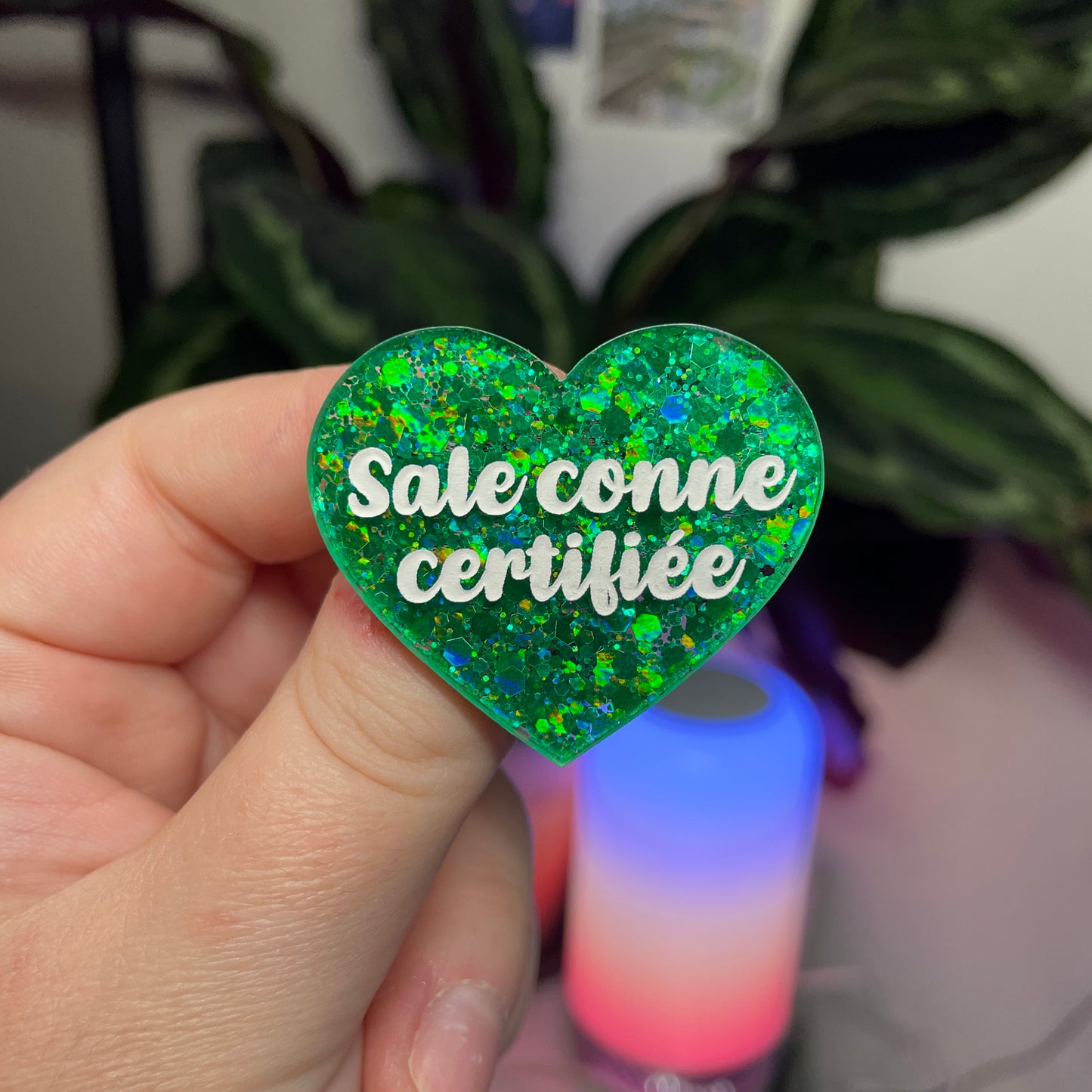 Broche "Sale conne certifiée" en acrylique à paillettes vertes