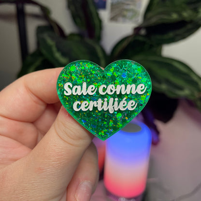 Broche "Sale conne certifiée" en acrylique à paillettes vertes