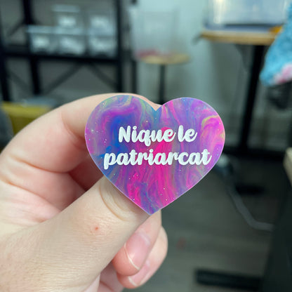 Broche "Nique le patriarcat" en acrylique semi-transparente marbrée multicolore