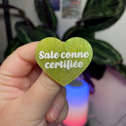 Broche "Sale conne certifiée" en acrylique marbrée verte et dorée