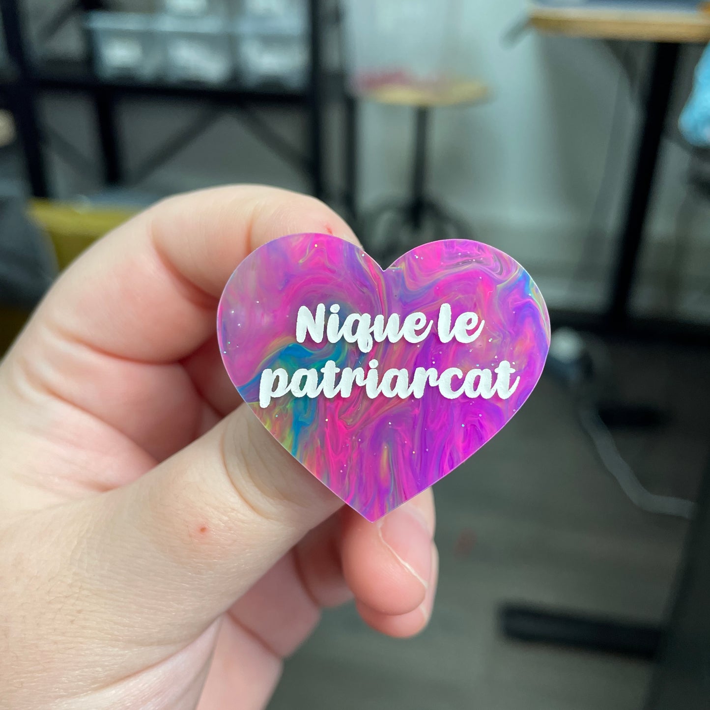 Broche "Nique le patriarcat" en acrylique semi-transparente marbrée multicolore