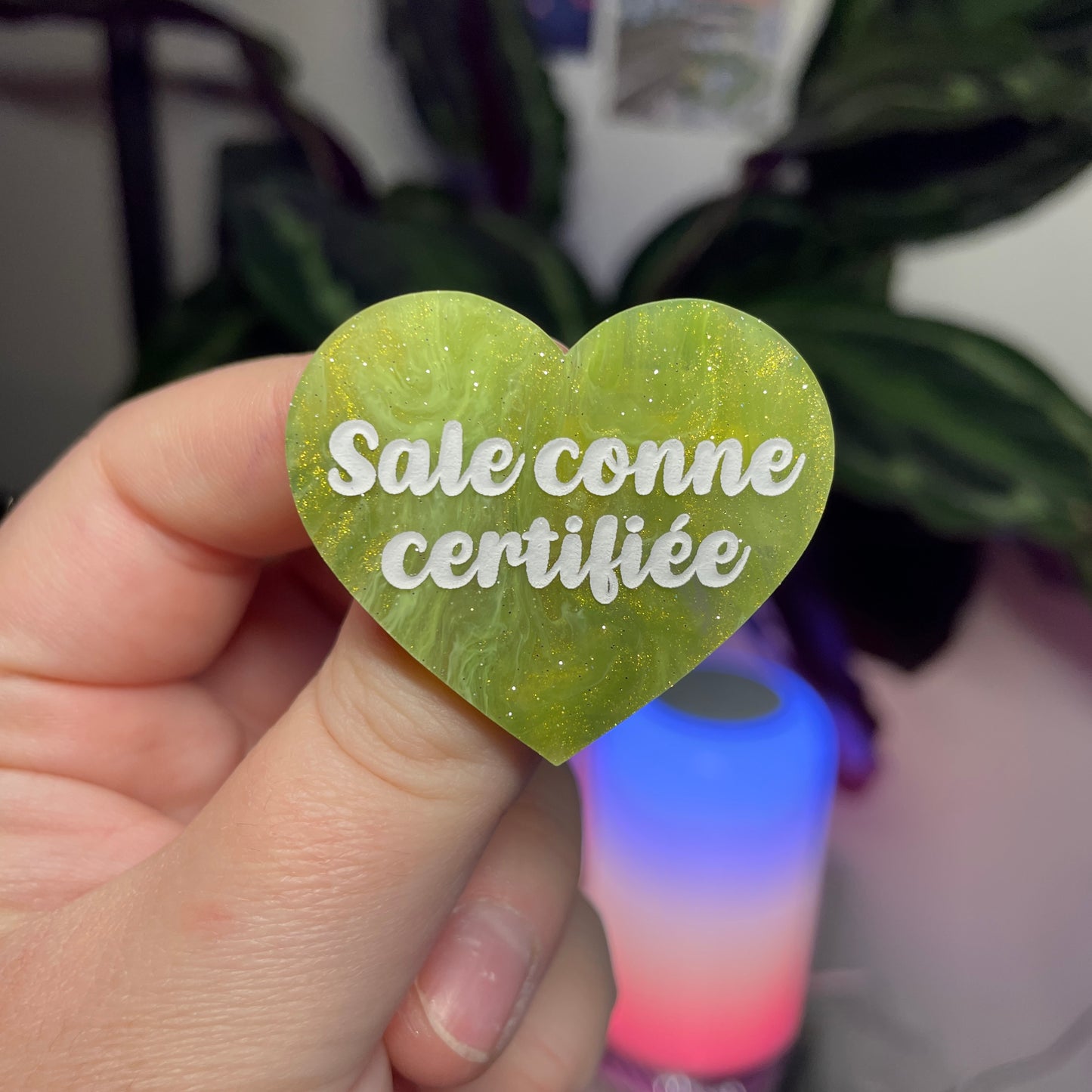Broche "Sale conne certifiée" en acrylique marbrée verte et dorée