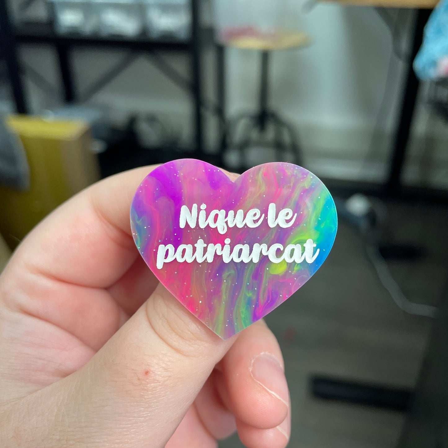 Broche "Nique le patriarcat" en acrylique semi-transparente marbrée multicolore