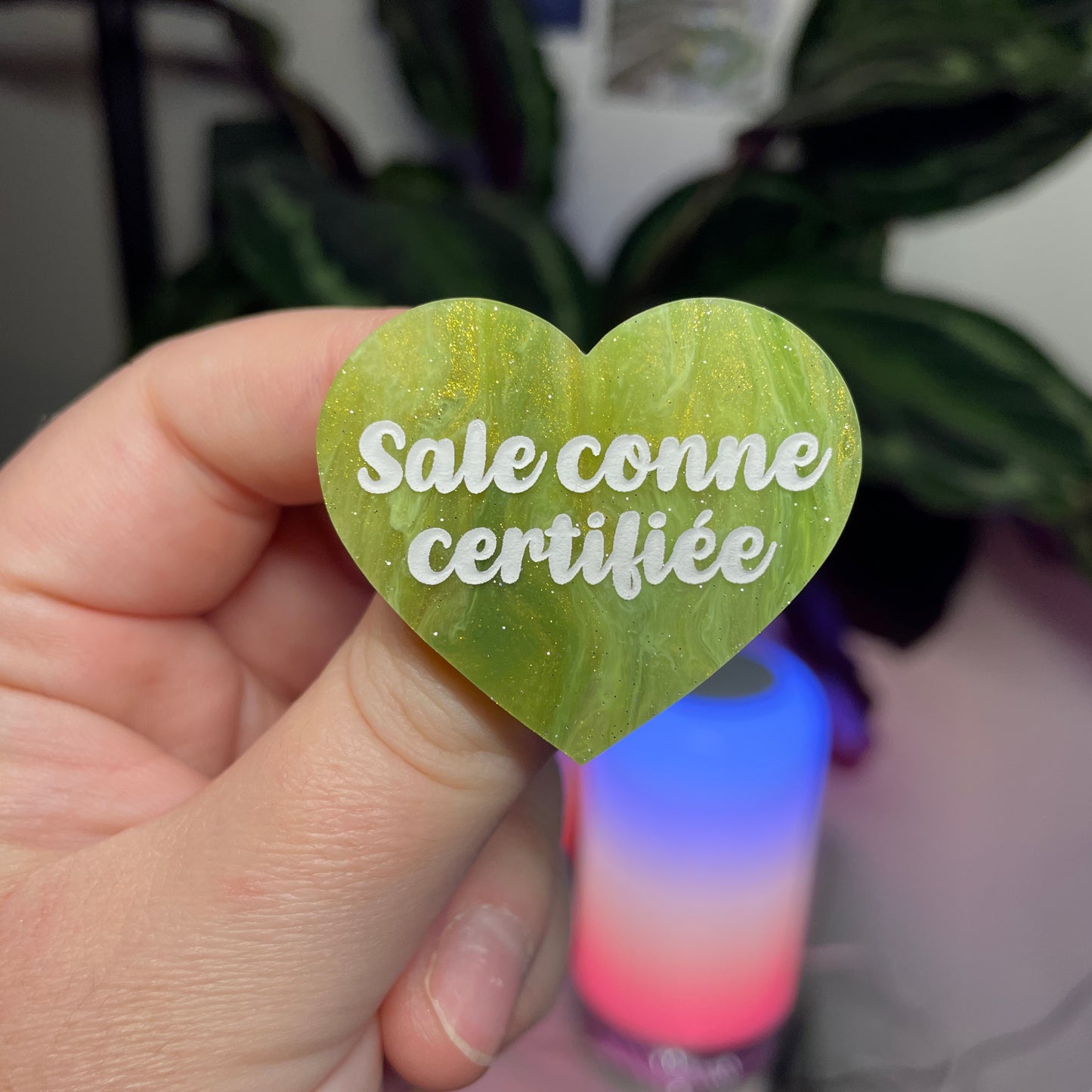Broche "Sale conne certifiée" en acrylique marbrée verte et dorée