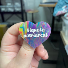 Charger l&#39;image dans la galerie, Broche &quot;Nique le patriarcat&quot; en acrylique semi-transparente marbrée multicolore