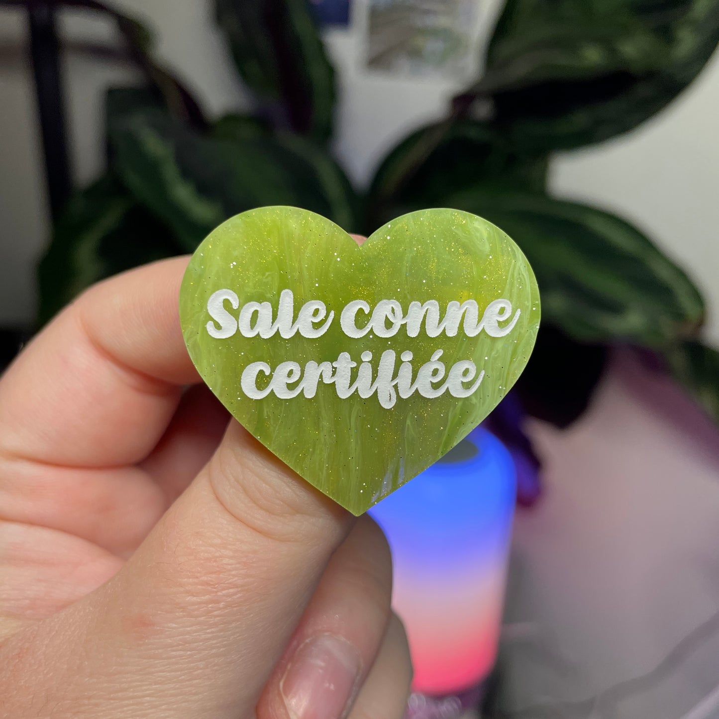 Broche "Sale conne certifiée" en acrylique marbrée verte et dorée