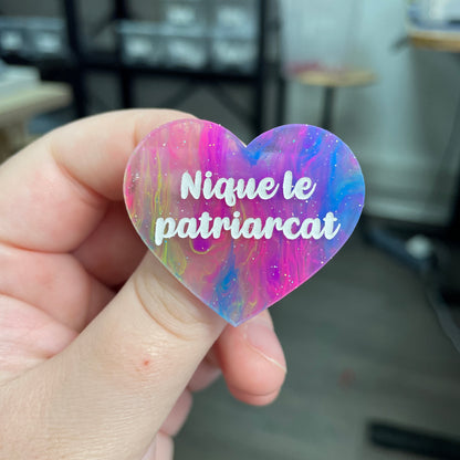 Broche "Nique le patriarcat" en acrylique semi-transparente marbrée multicolore