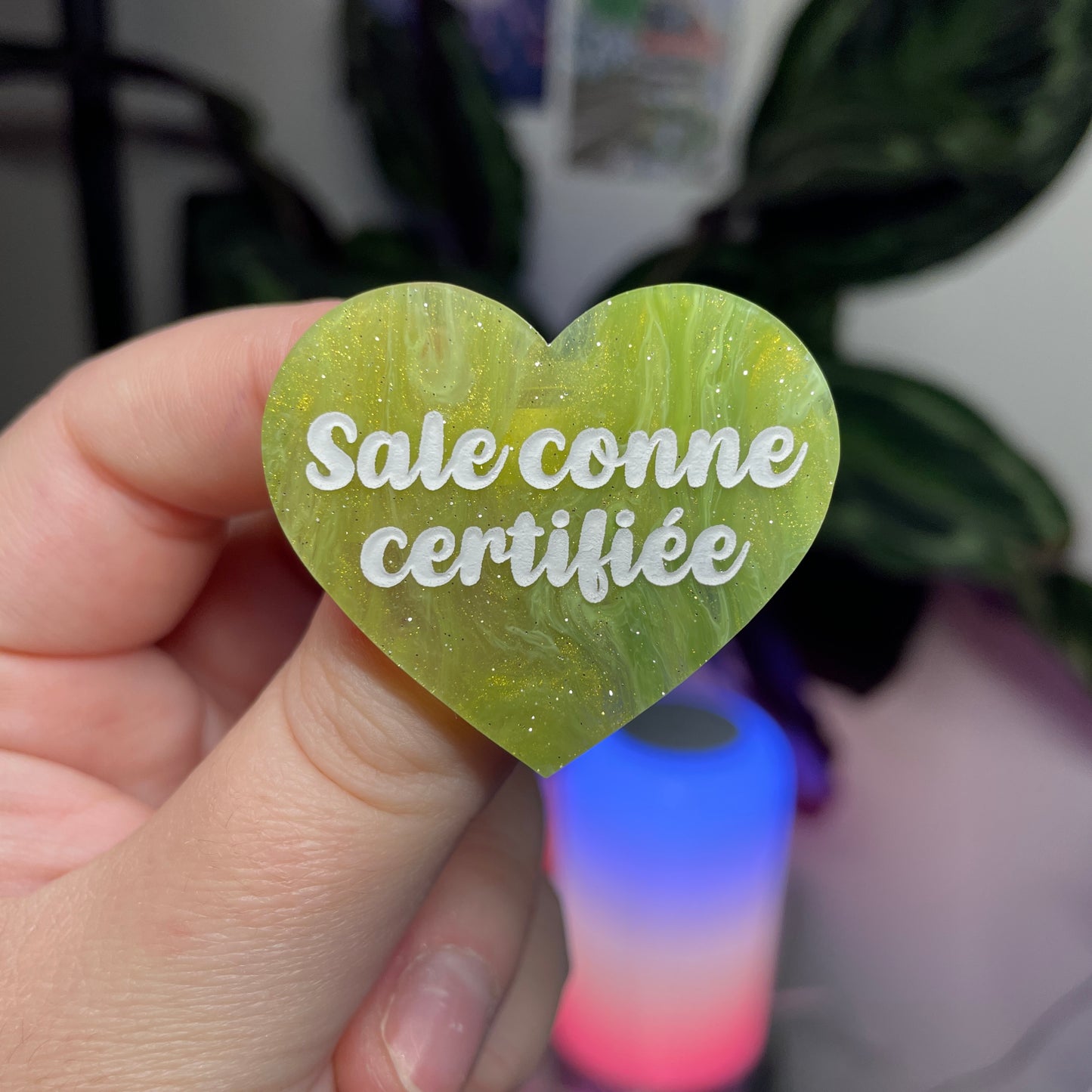 Broche "Sale conne certifiée" en acrylique marbrée verte et dorée