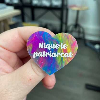 Broche "Nique le patriarcat" en acrylique semi-transparente marbrée multicolore