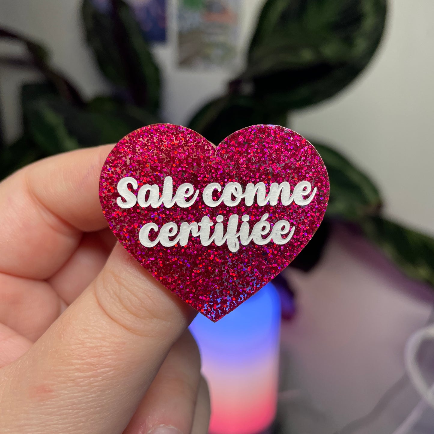 Broche "Sale conne certifiée" en acrylique à paillettes roses