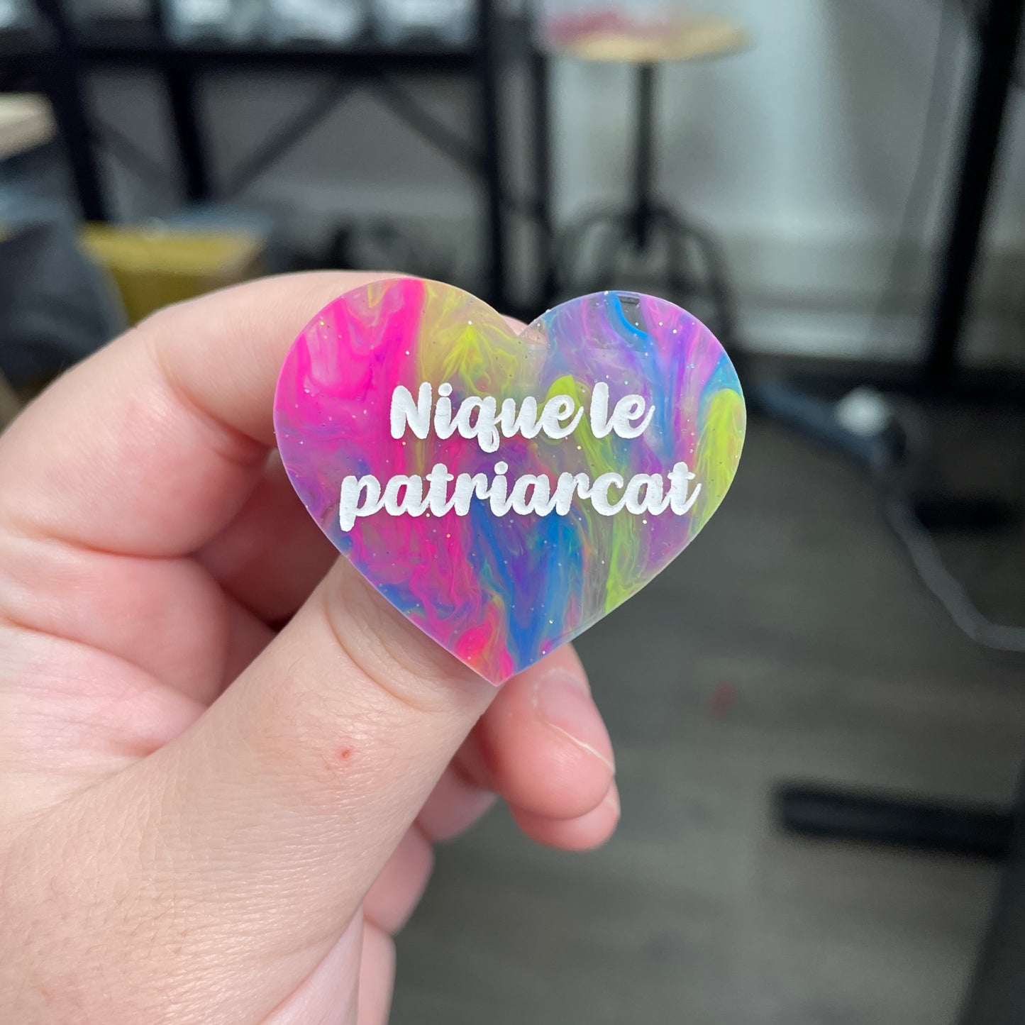 Broche "Nique le patriarcat" en acrylique semi-transparente marbrée multicolore